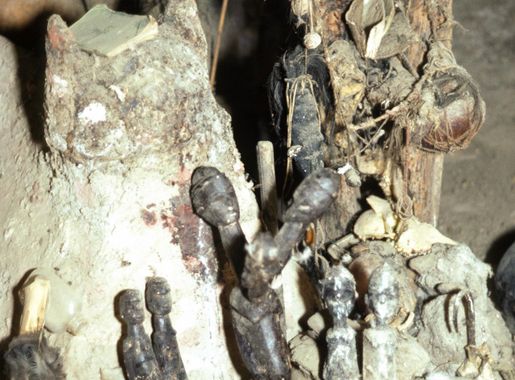 File:Shrine in a Lobi home, village of Dako, Burkina Faso.jpg - Wikimedia  Commons