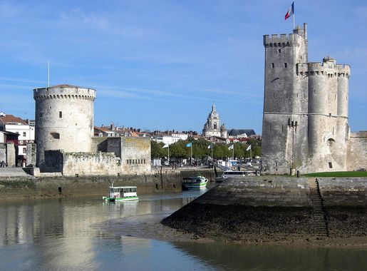 File:Entree vieux port La Rochelle.JPG - Wikimedia Commons