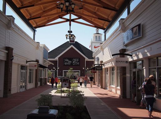 File:Merrimack Premium Outlet Mall stores.jpg - Wikimedia Commons