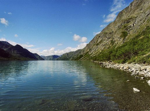 File:Gjende Lake.jpg - Wikimedia Commons