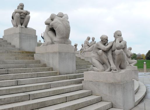File:Sculptures near monolith in Vigeland Installation in Frogner Park in  Oslo Norway.png - Wikimedia Commons