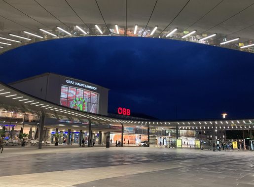 File:Graz Hauptbahnhof bei Nacht.jpg - Wikimedia Commons