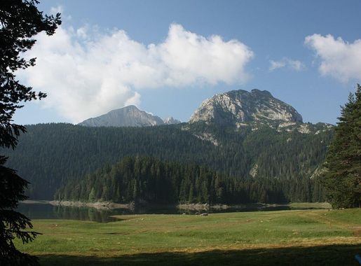 File:Durmitor - Mali meded and Crno jezero.jpg - Wikimedia Commons