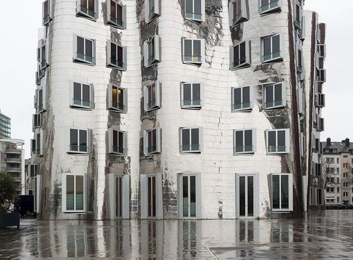 File:Gehry buildings Duesseldorf Neuer Zollhof 2 Unterbilk Duesseldorf  Germany 01.jpg - Wikimedia Commons