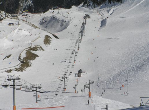 File:View zoom in from top of Arinsal Andorra 2011.JPG - Wikimedia Commons