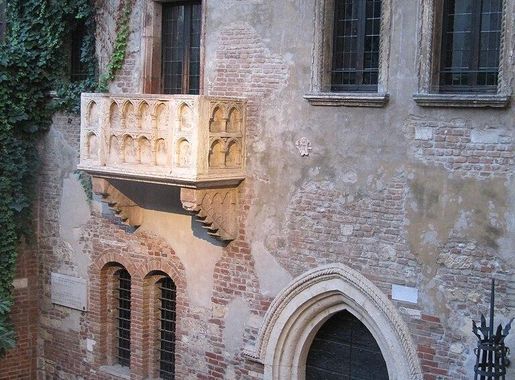 File:Verona-Juliet's balcony.jpg - Wikimedia Commons