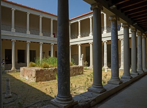 File:Inner courtyard of Casa Romana. Kos, Greece.jpg - Wikimedia Commons