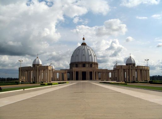 File:Notre dame de la paix yamoussoukro by felix krohn.jpg - Wikipedia