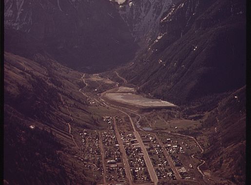 File:AERIAL VIEW OF TELLURIDE WHERE THE IDARADO MILL (LEAD, ZINC GOLD AND  SILVER PROCESSING) IS LOCATED. LARGE SETTLING... - NARA - 543738.jpg -  Wikimedia Commons