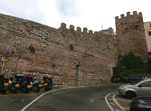 File:Moorish wall and tower Gibraltar.jpg - Wikimedia Commons