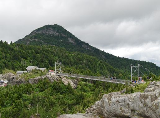 File:Mile High Swinging Bridge at Grandfather Mountain.jpg - Wikimedia  Commons