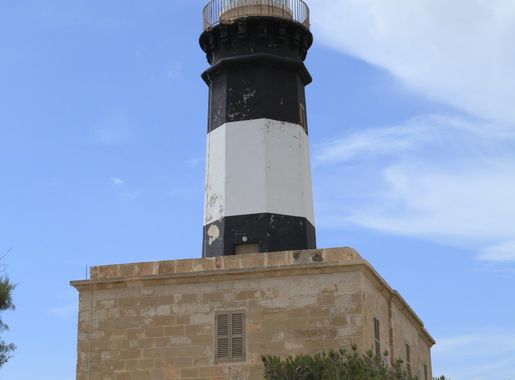 File:Malta - Marsaxlokk - Triq Delimara - Lighthouse 05 ies.jpg - Wikimedia  Commons