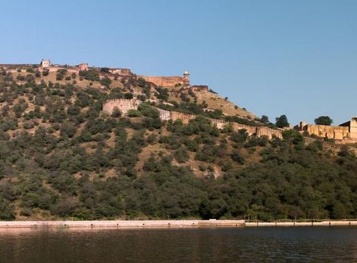 File:Amber-Panorama Mahota Lake-20121017.jpg - Wikimedia Commons