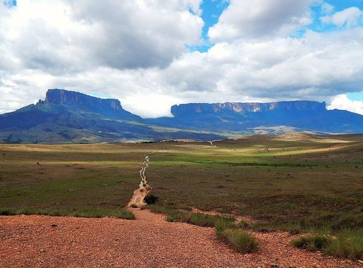 File:Monte Roraima e Tepui Kukenán.jpg - Wikimedia Commons