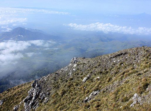 File:Overlooking View at the Peak of Mt. Apo, Philippines.jpg - Wikimedia  Commons