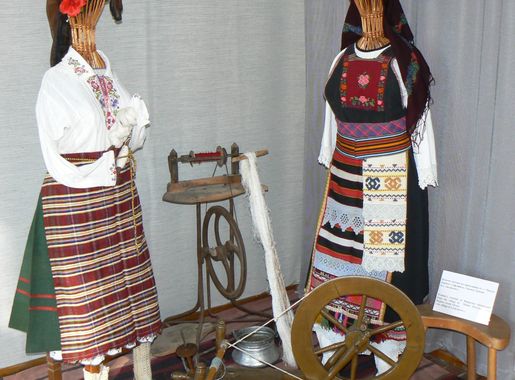 File:Burgas-Ethnographic-museum-two-female-costumes-Lyulyakovo.jpg -  Wikimedia Commons