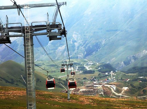 File:Aerial tramway Kobi Gudauri 2019 13.jpg - Wikimedia Commons