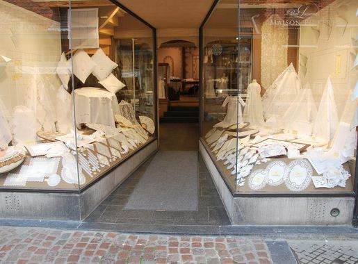 File:Lace shop in Brugges, Belgium.jpg - Wikimedia Commons