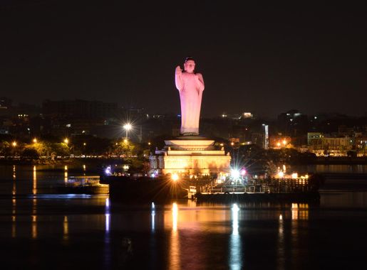 File:Hussain Sagar Buddha Statue.JPG - Wikimedia Commons