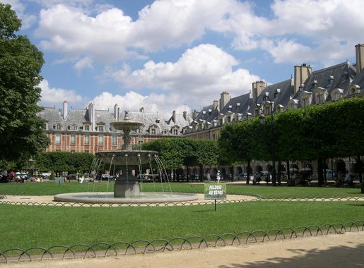 File:Paris PlaceDesVosges NordNordEst.JPG - Wikimedia Commons