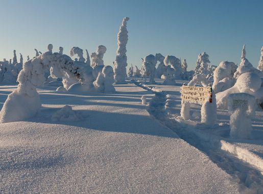 File:Hiking in the winter time.jpg - Wikimedia Commons
