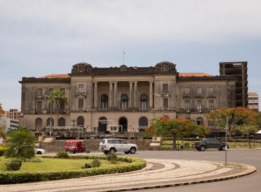File:Praça da Independência (18222341974).jpg - Wikimedia Commons