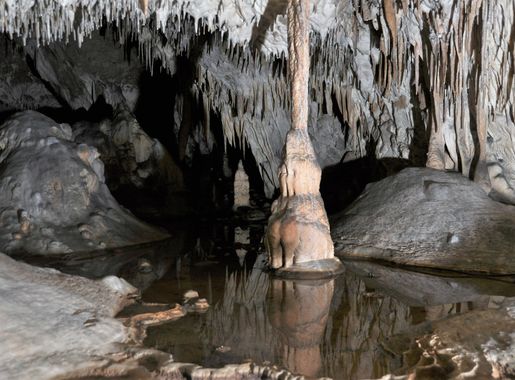Plik:Raj Cave stalagmite 2020.jpg – Wikipedia, wolna encyklopedia