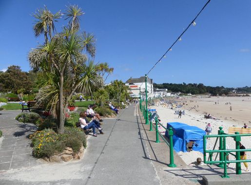 File:Promenade de la plage de Saint-Brélade à Jersey (août 2019).JPG -  Wikimedia Commons