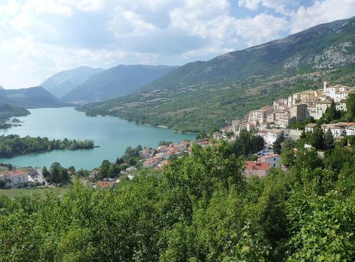File:Lago di Barrea 1.JPG - Wikipedia
