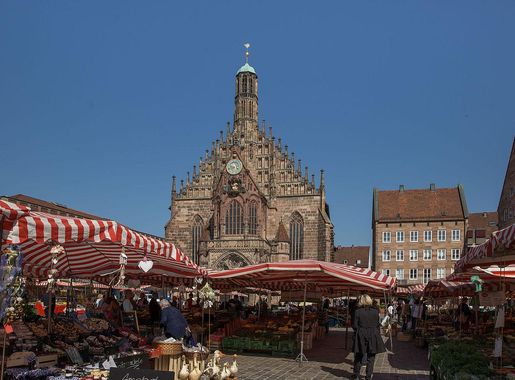 File:Nuremberg, Hauptmarkt and Frauenkirche 4669.jpg - Wikimedia Commons