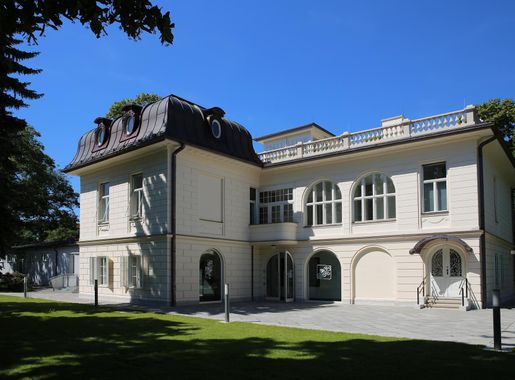 File:Klimt-Villa 2013 Südseite.jpg - Wikimedia Commons