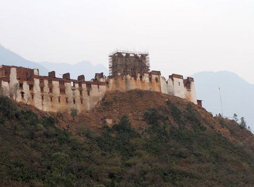 File:Bhutan - renovation Wangdue Phodrang after fire.jpg - Wikimedia Commons