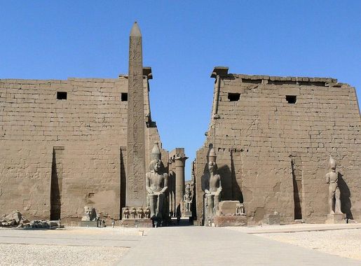 File:Pylons and obelisk Luxor temple.JPG - Wikimedia Commons