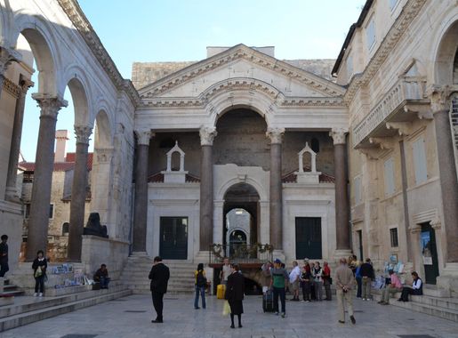 File:Diocletians Palace, Split (11908116224).jpg - Wikipedia