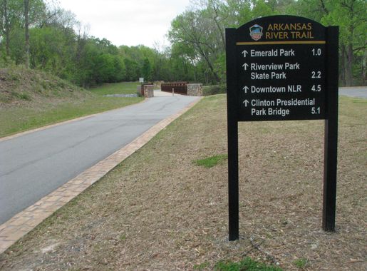 File:Arkansas River Trail in Burns Park..jpg - Wikimedia Commons