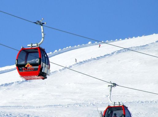 File:Yllastunturi Gondola Lifts 20090301.JPG - Wikimedia Commons