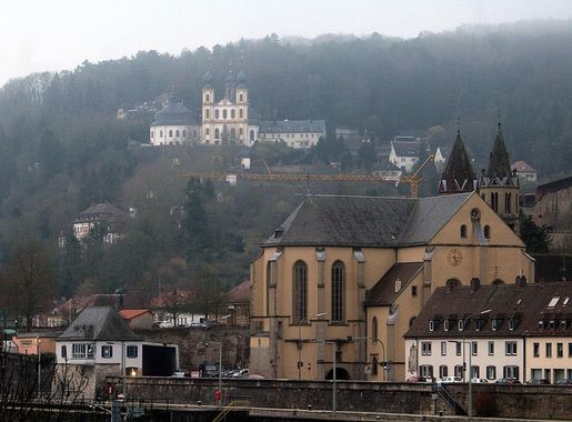 Datei:Würzburg, Blick über den Main zur Kirche St. Burkard und zur Käppele.JPG  – Wikipedia