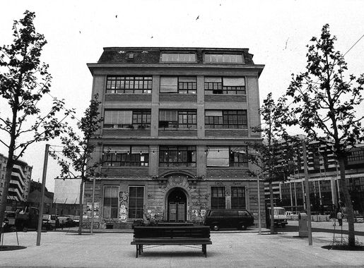 File:Usine face hor.jpg - Wikimedia Commons