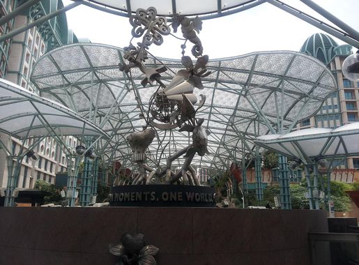 File:Sculpture at Sentosa Island.jpg - Wikimedia Commons