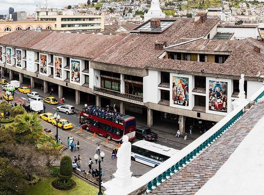 File:Palacio Municipal de Quito, desde la Catedral Metropolitana.jpg -  Wikimedia Commons