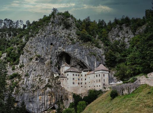 File:Höhlenburg Predjama in Slovenien.jpg - Wikimedia Commons