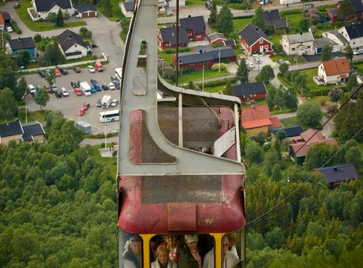 Fil:Fjellheisen på vei opp - Cable car on its way up (5573463433).jpg –  Wikipedia