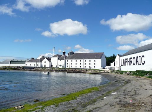 File:Laphroaig Distillery.jpg - Wikimedia Commons