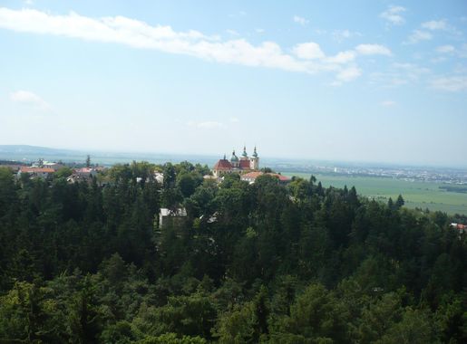File:Rozhledna Svatý kopeček - výhled na kostel Navštívení Panny Marie.JPG  - Wikimedia Commons