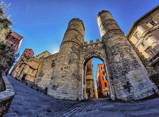 File:Porta Soprana Genova nei pressi della casa di Colombo.jpg - Wikimedia  Commons