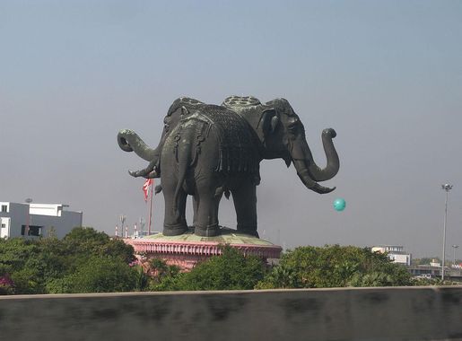 File:The 3 headed Elephant outside Bangkok (15811305666).jpg - Wikimedia  Commons