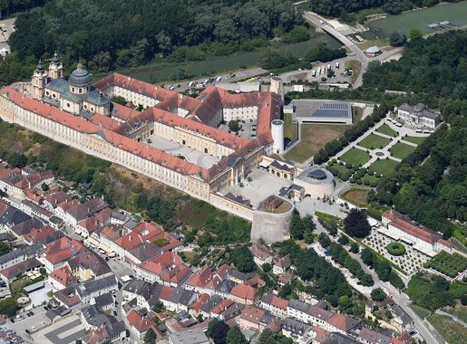Datei:Aerial image of Melk Abbey (view from the southeast).jpg – Wikipedia