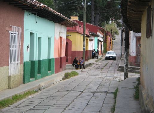Archivo:San Cristóbal de las Casas Straße in der Nähe des Museums Na Bolom.JPG  - Wikipedia, la enciclopedia libre