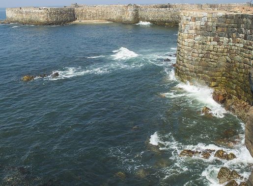 File:Wall of Sindhudurg Fort.jpg - Wikimedia Commons