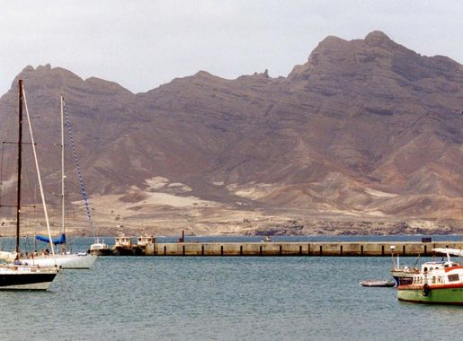 File:Mindelo-MontCara2000.jpg - Wikimedia Commons